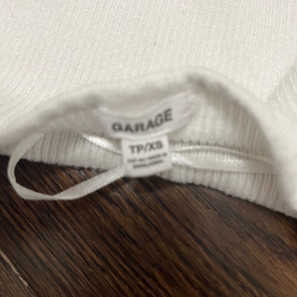 Garage- plain white tank - Picture 4 of 4